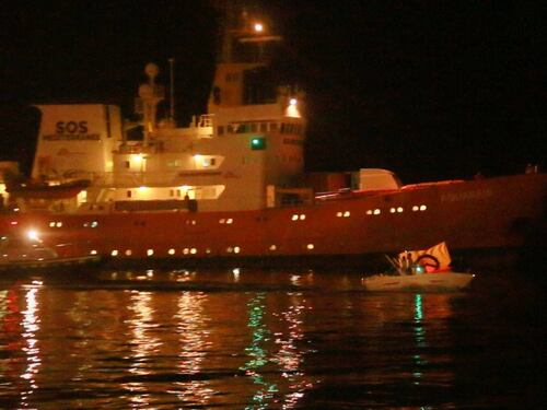 Migranti, blitz contro l'Ong: identiatari bloccano la nave che va in Libia