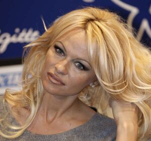 Pamela Anderson nuda per sensibilizzare sulla siccità in California 8