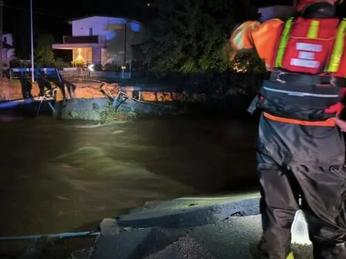 Maltempo a Foggia, vigili del fuoco travolti dall'acqua: morto un pompiere