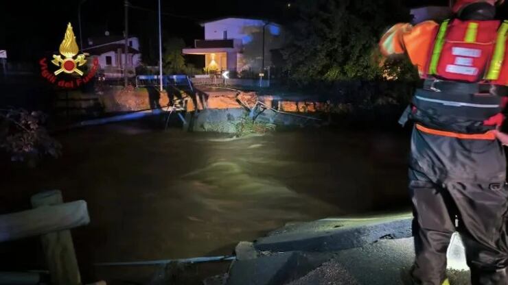Maltempo a Foggia, vigili del fuoco travolti dall'acqua: morto un pompiere