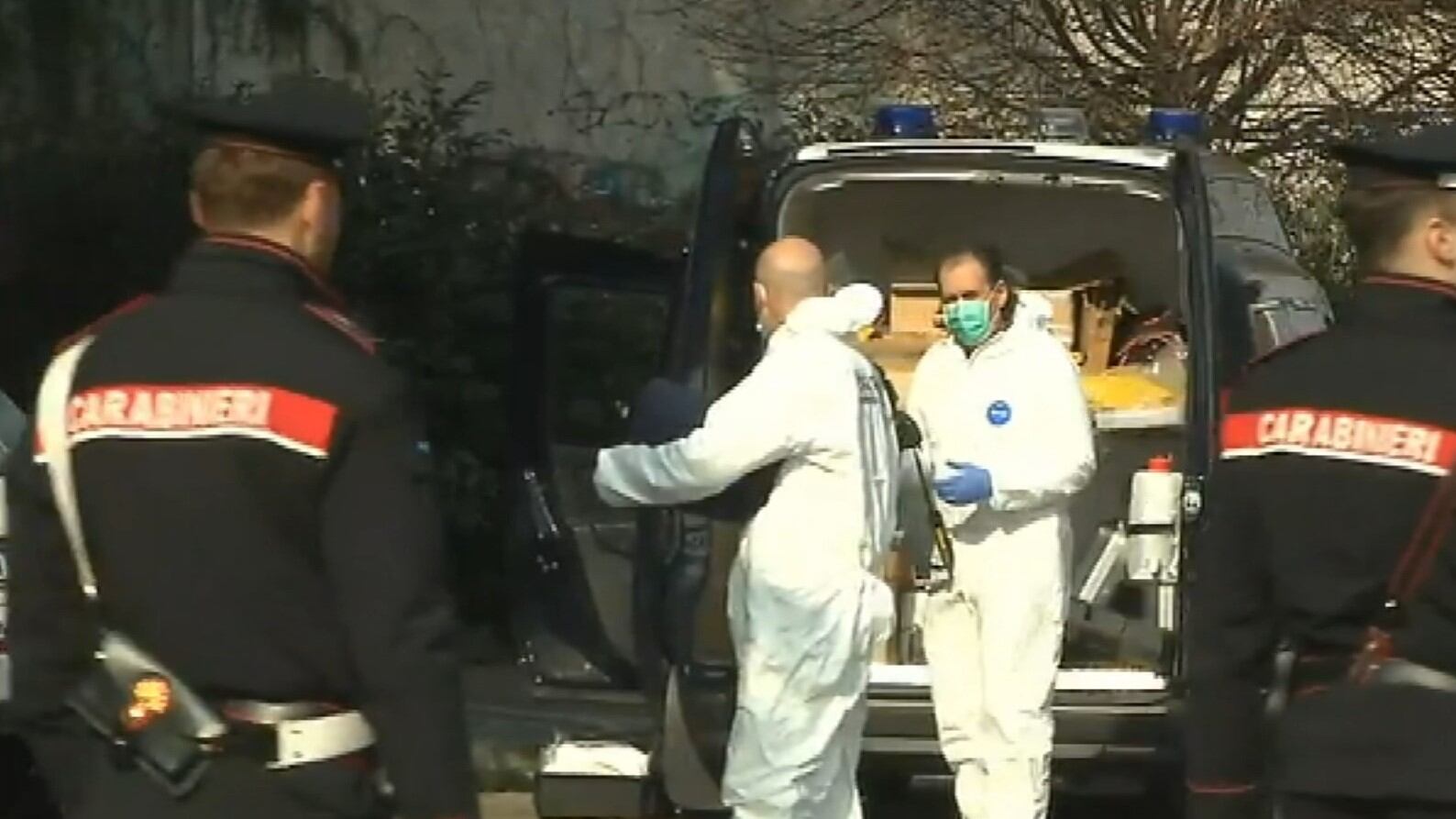 Donna accoltellata dal marito in un parcheggio: è in fin di vita