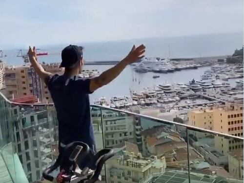 Fabregas saluta i vicini di casa dal balcone che non apprezzano: "Ma vaff..."