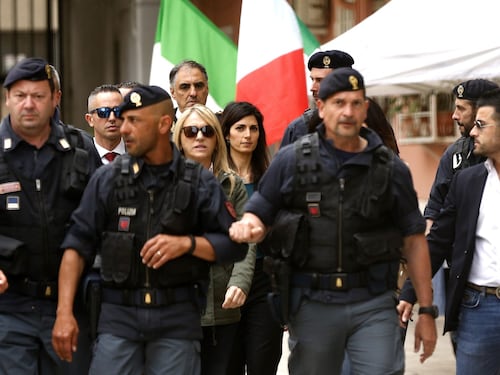 "I rom hanno diritto alla casa". E i residenti di Casal Bruciato contestano la Raggi