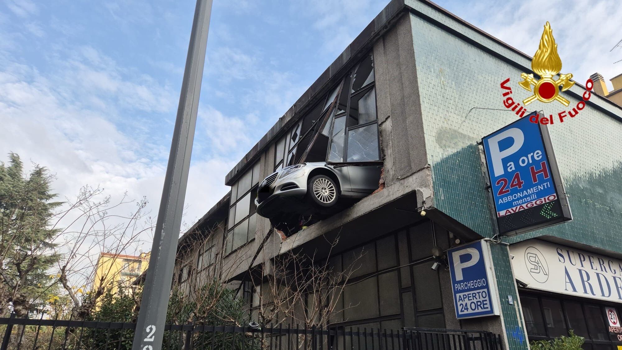 Sfonda la vetrata del parcheggio e rimane in bilico a 8 metri d'altezza: paura per un anziano a Milano