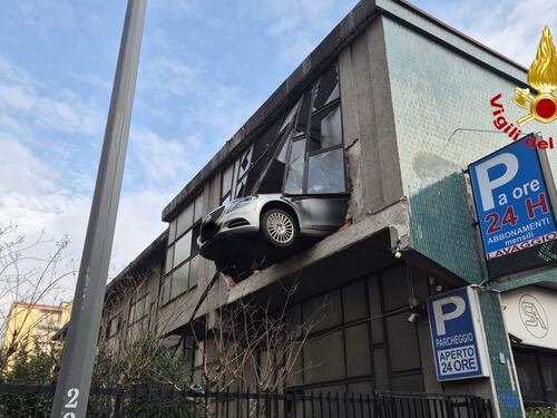 Sfonda la vetrata del parcheggio e rimane in bilico a 8 metri d'altezza: paura per un anziano a Milano