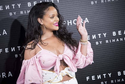 Rihanna, scollatura mozzafiato sul seno 5