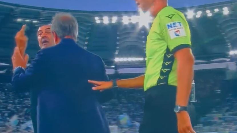 La lite, il dito medio, Sarri scatenato: cos'è successo in panchina