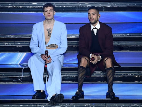 Incidente durante l'esibizione di Irama e Grignani: donna va all'ospedale. Anche Mahmood si sente male
