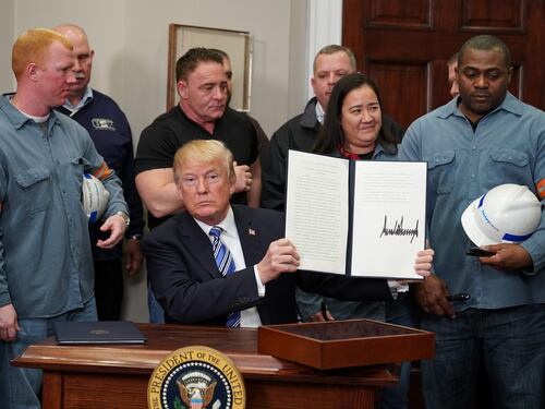 Da Trump altri dazi su prodotti cinesi. Pechino: "Faremo stesso"