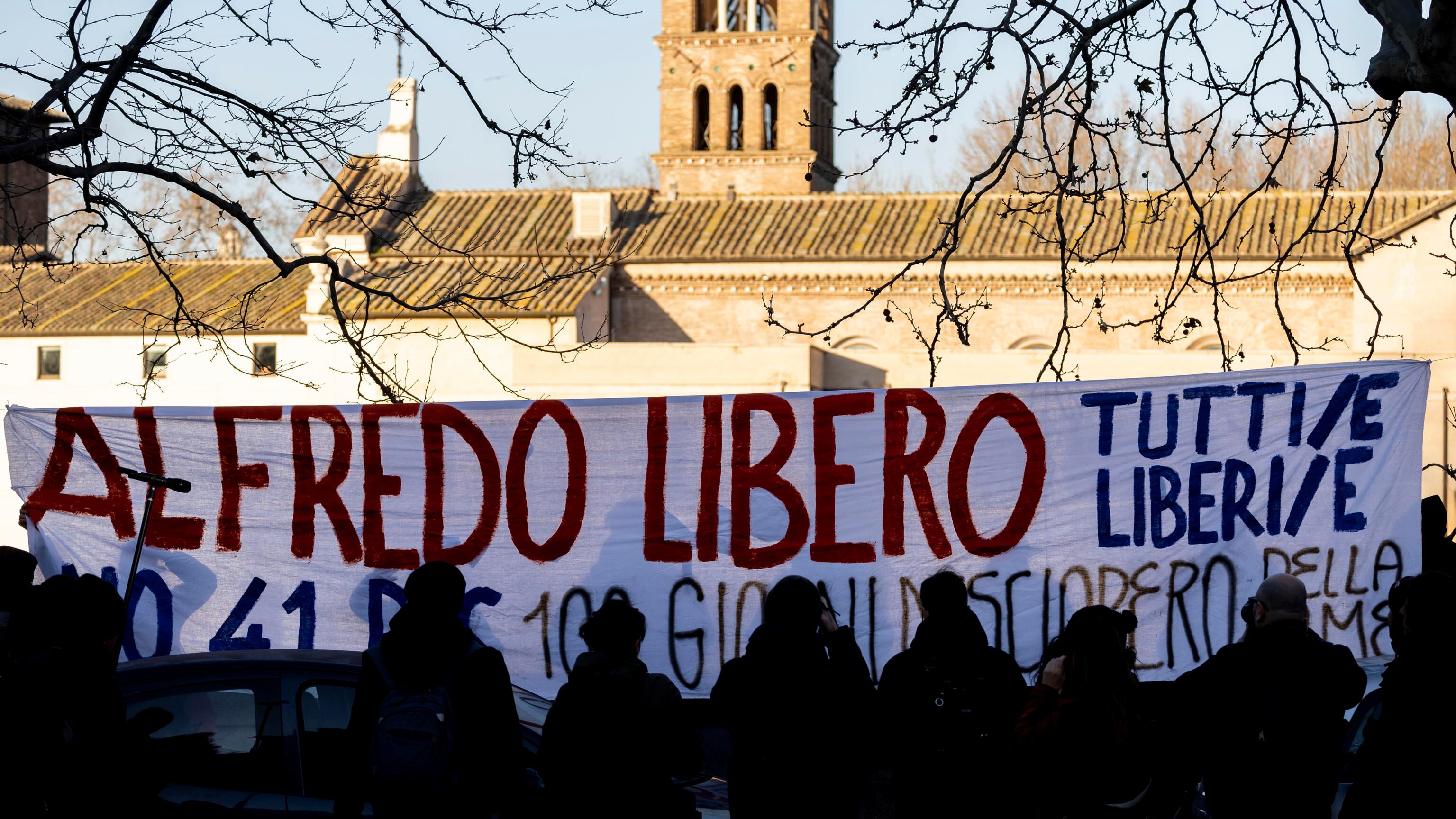 "A questi attacchi intollerabili rispondiamo assumendo poliziotti"
