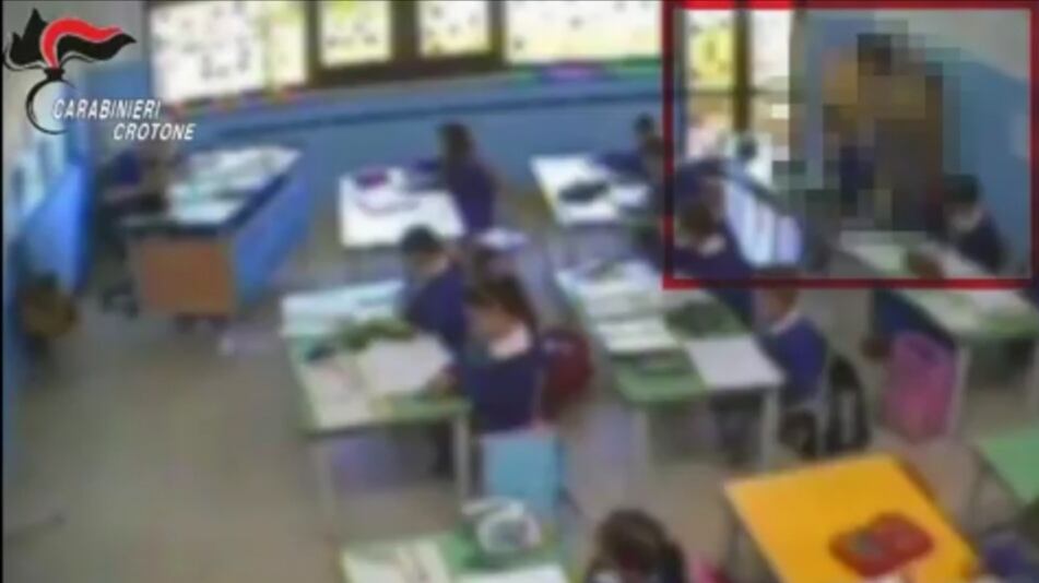 Botte e maltrattamenti ai bimbi, sospese tre maestre elementari