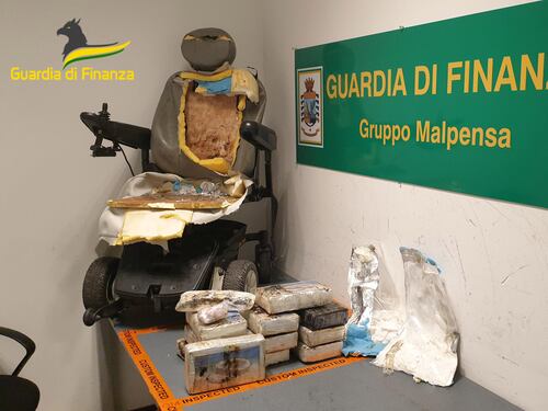 Finto disabile con cocaina nella sedia a rotelle: preso