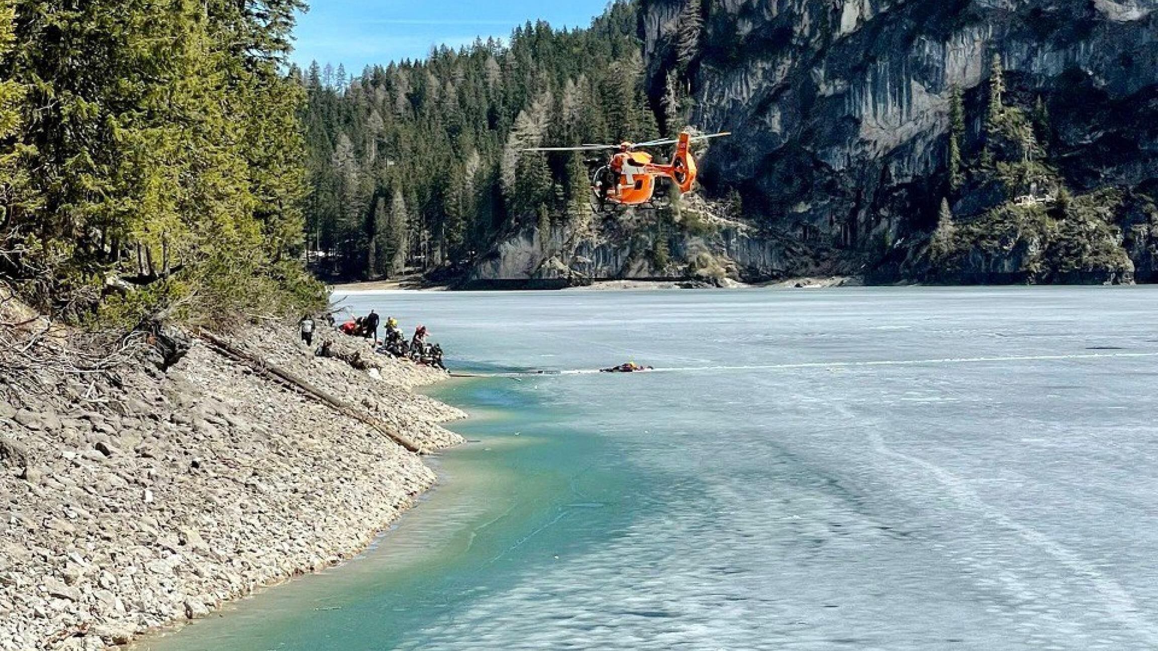 Lago di Braies preso d'assalto dai turisti: in cinque nell'acqua gelida. "C’erano 100 persone sulla superficie, una follia"