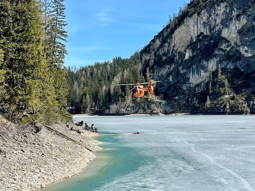 Lago di Braies preso d'assalto dai turisti: in cinque nell'acqua gelida. "C’erano 100 persone sulla superficie, una follia"