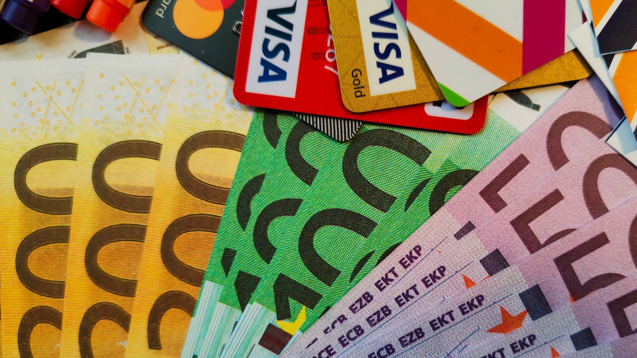 Risparmi e operazioni bancarie: quali importi sul tuo conto corrente attirano l'attenzione del Fisco