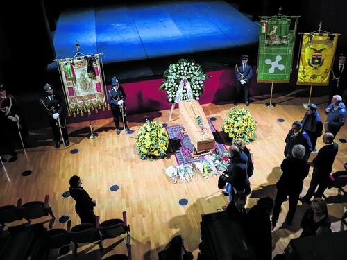 Per dire addio a Ornella, 5mila in fila