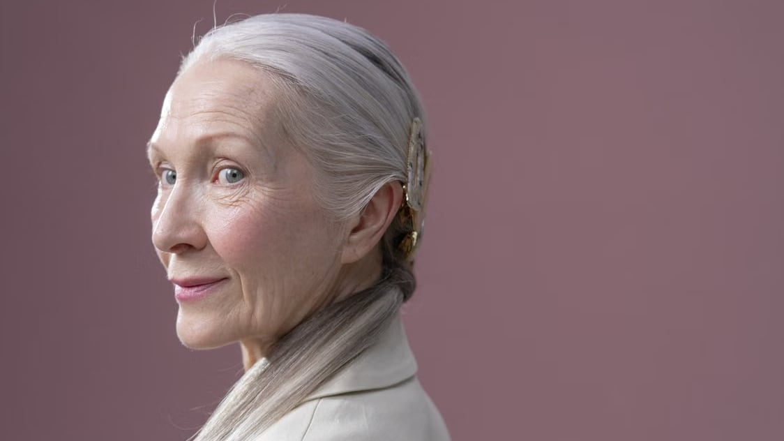 Capelli raccolti, i look che valorizzano i capelli bianchi e donano luce al viso