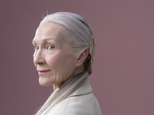 Capelli raccolti, i look che valorizzano i capelli bianchi e donano luce al viso