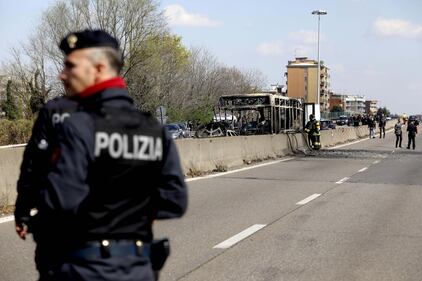 Dà fuoco a un autobus nel milanese: il rogo in strada 3