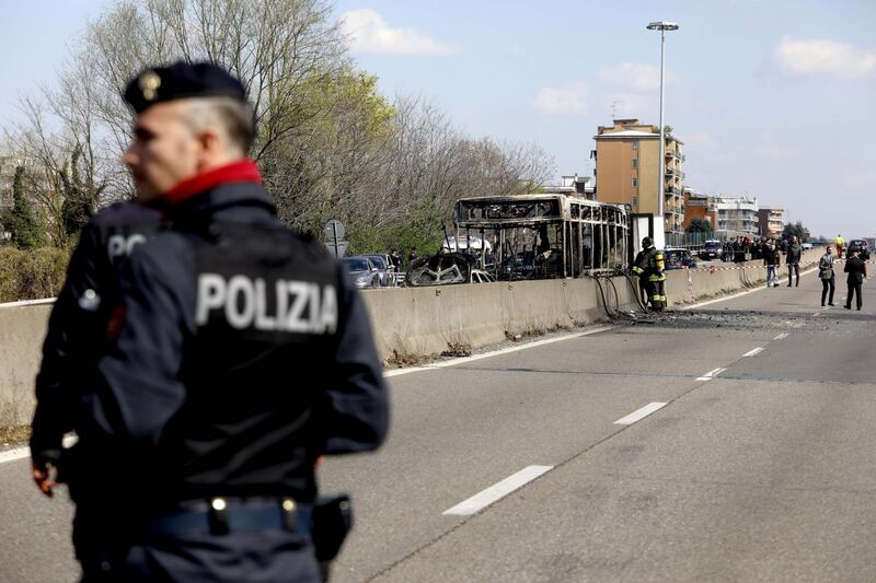 Dà fuoco a un autobus nel milanese: il rogo in strada 3
