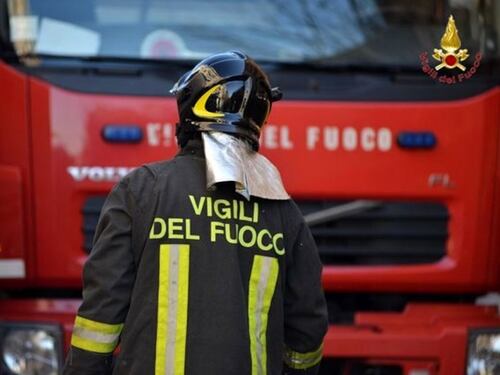 Roma, accende sigaretta in auto e scoppia un incendio: grave 29enne