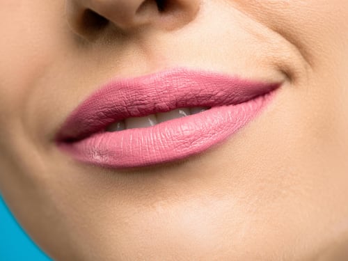 Rossetto alle labbra, quale evitare e quale no? I consigli per le over 50