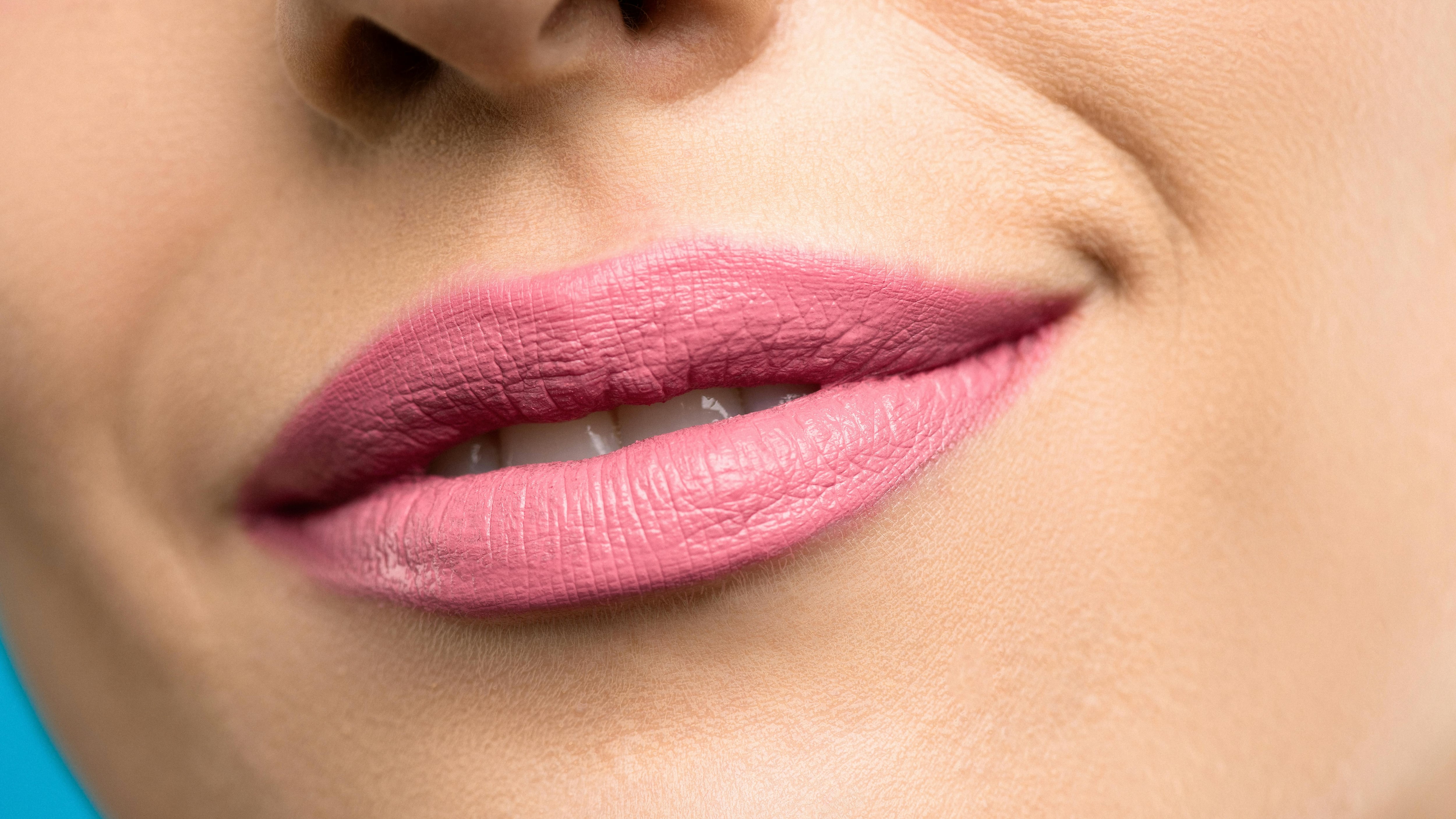 Rossetto alle labbra, quale evitare e quale no? I consigli per le over 50