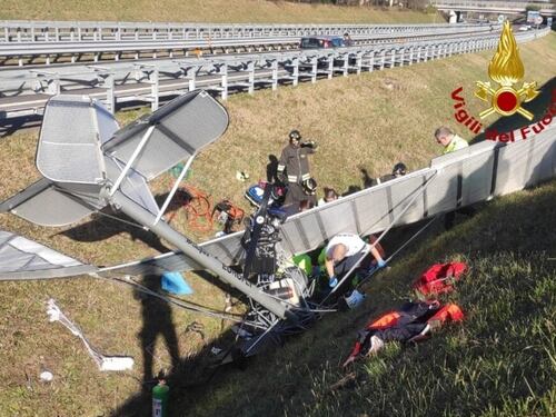Paura in volo, ultraleggero precipita a pochi metri dalla A31: grave il pilota