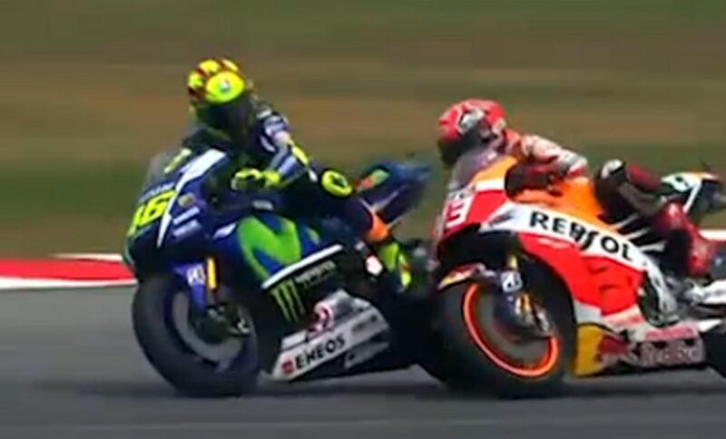 La fotosequenza dello scontro tra Rossi e Marquez 9