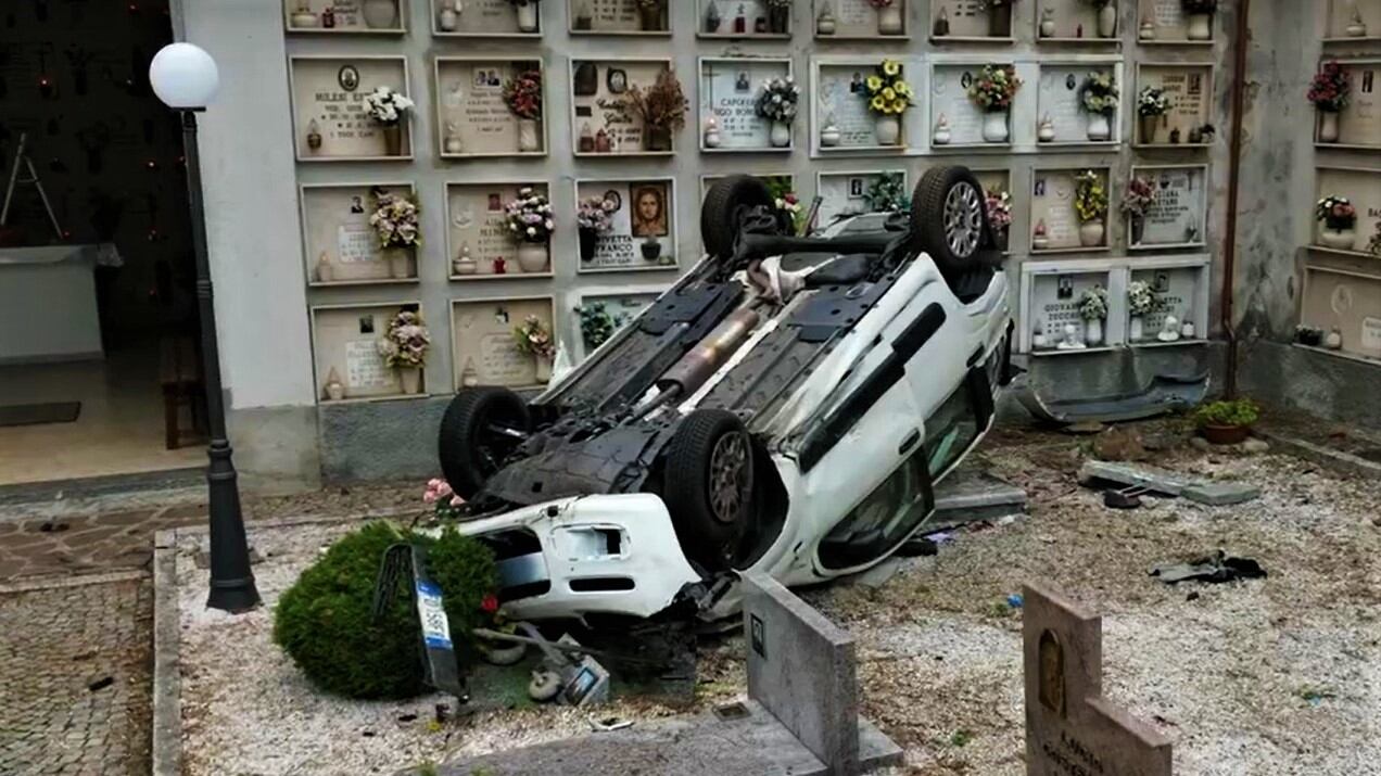 Auto precipita dall'alto nel cimitero: spaventoso episodio nel Bresciano