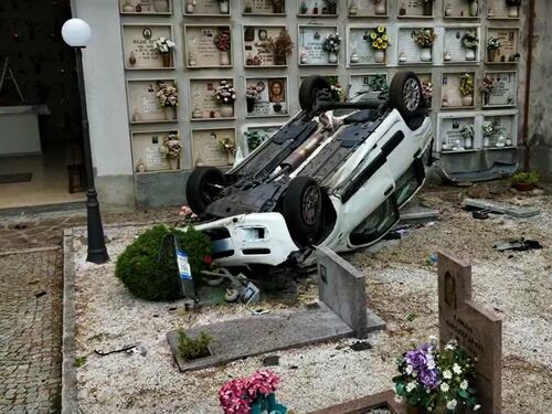 Auto precipita dall'alto nel cimitero: spaventoso episodio nel Bresciano