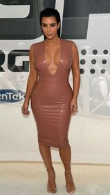 Kim e Khloe Kardashian, sfida di lati b 18