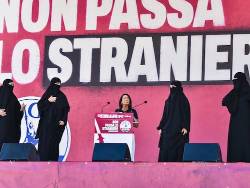 Pontida, il coro contro il burqa: “Levalo”. La Lega rilancia la guerra al velo