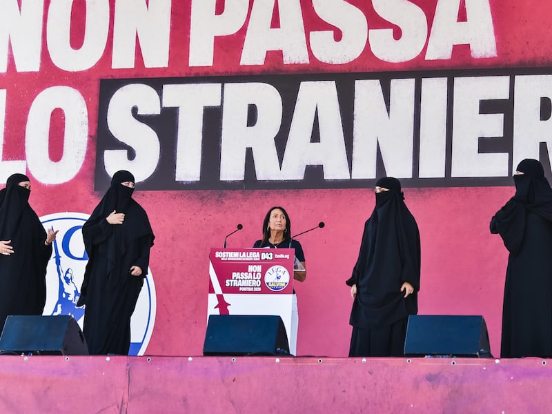 Pontida, il coro contro il burqa: “Levalo”. La Lega rilancia la guerra al velo