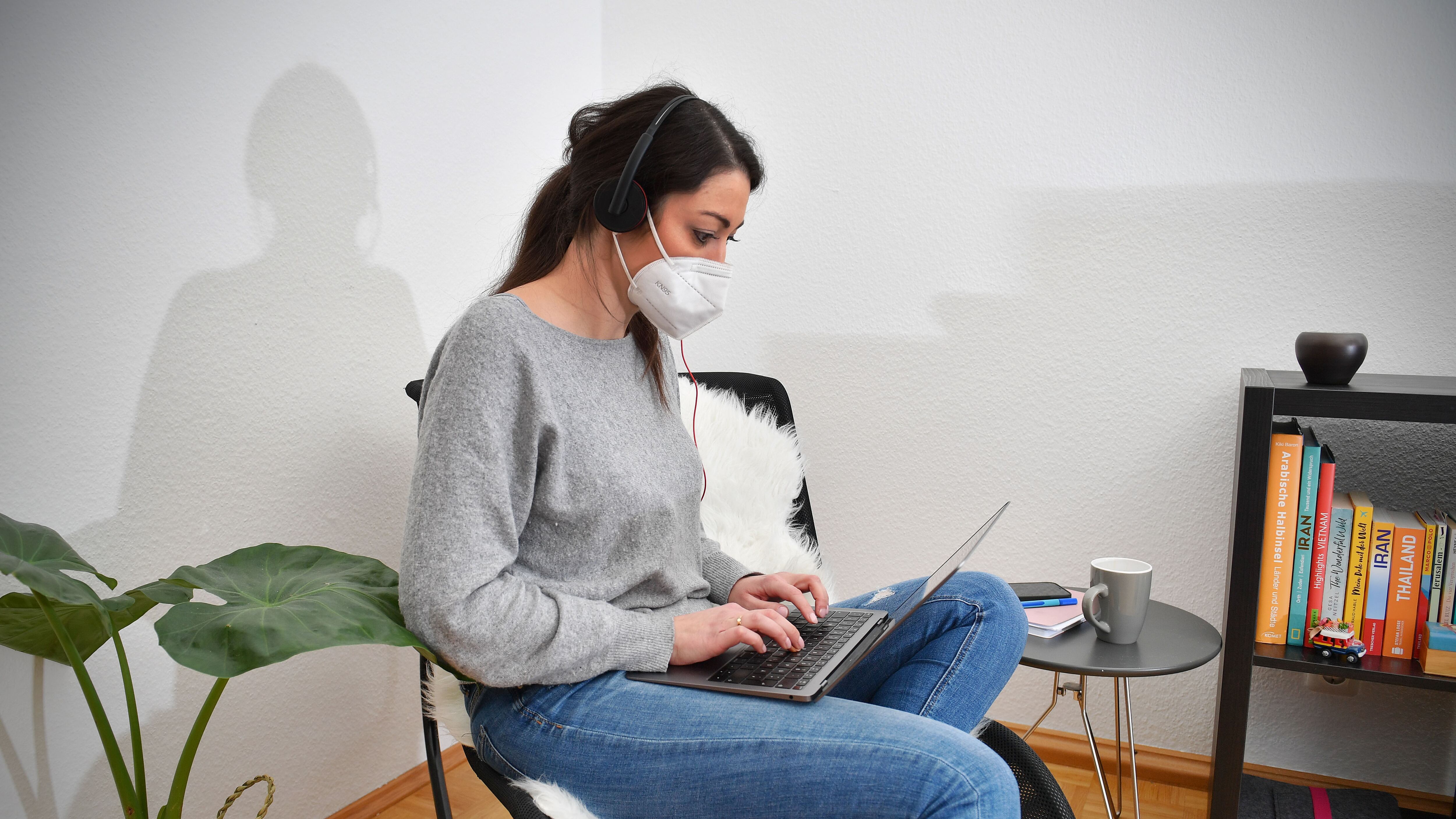 Mascherine sul lavoro solo consigliate. Smart working per i dipendenti "fragili"