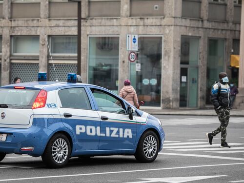 "Era ubriaco e molestava i clienti". Morto per un pugno in faccia nel locale