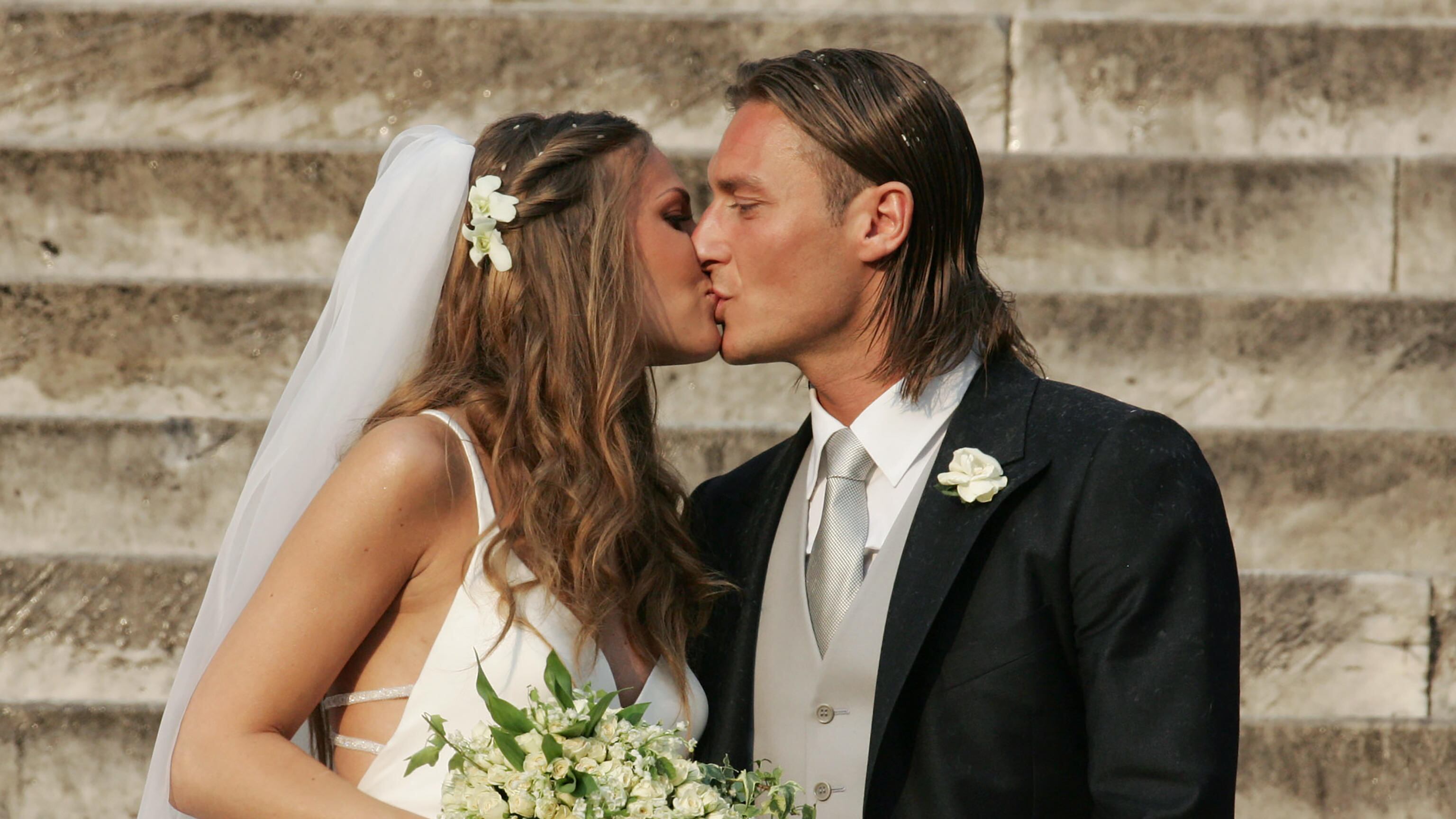 Il comunicato, le foto con l'altra e la lite: l'ultimo atto della separazione tra Totti e Blasi