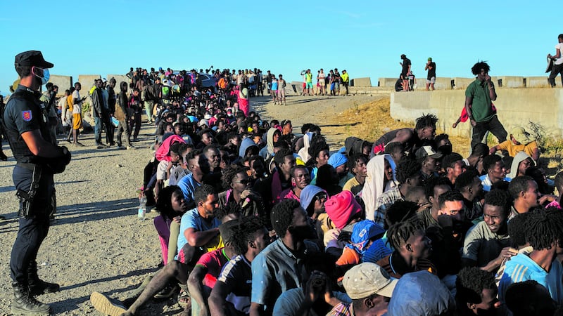 Respingimenti, controlli alle frontiere fino al 2027 e dublinanti: tutti i nodi dell’emergenza migranti in Europa