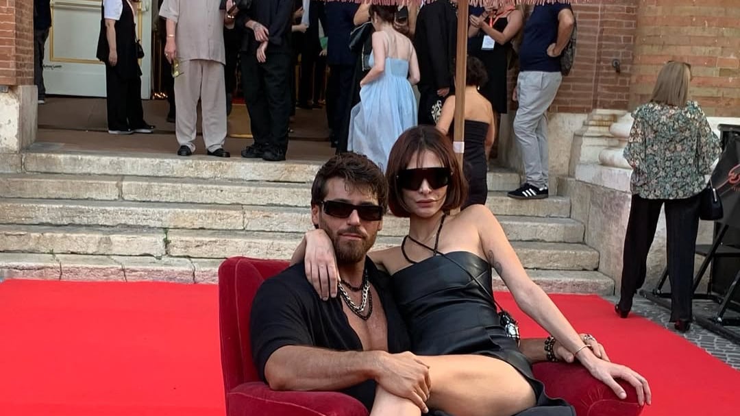 Can Yaman, il bacio appassionato con Sara Bluma: chi è la Dj nuova fiamma dell'attore