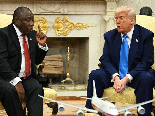 "Agricoltori bianchi uccisi e il governo non fa nulla". Lite tra Trump e il presidente sudafricano