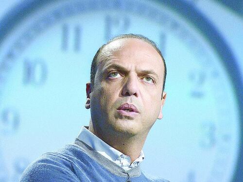 Alfano si riavvicina a Berlusconi e media coi delusi delle primarie