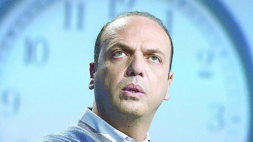 Alfano si riavvicina a Berlusconi e media coi delusi delle primarie