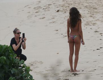 La modella Izabel Goulard in bikini sulla spiaggia di St Barth 3