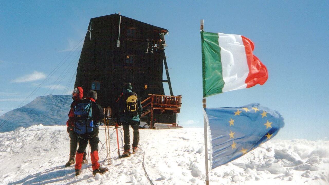 I 40 anni del Margherita il rifugio (con biblioteca) sulla cima dell'Europa
