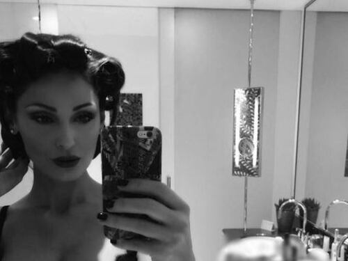 Topless e micro-reggiseni. La nuova moda bollente delle vip