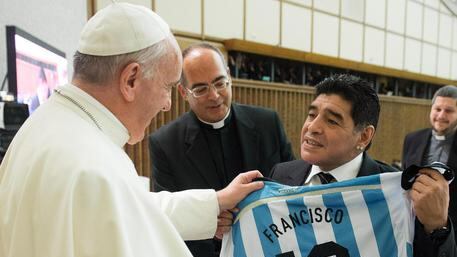 Maradona, nozze con Papa Francesco: matrimonio a dicembre a Roma