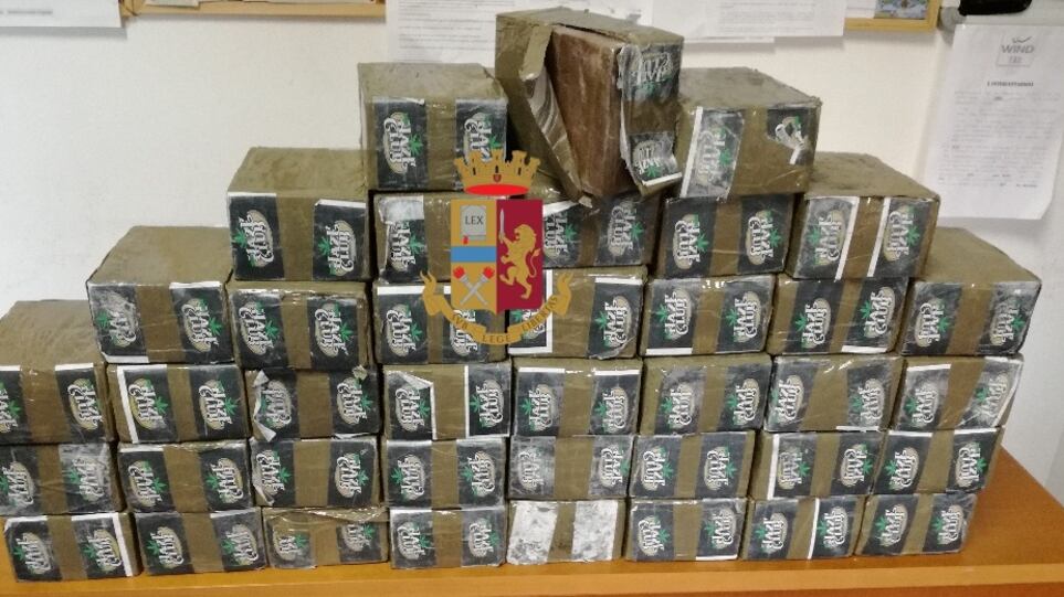 Nel trolley 40 chili di hashish: i corrieri nel "Bronx" di Napoli