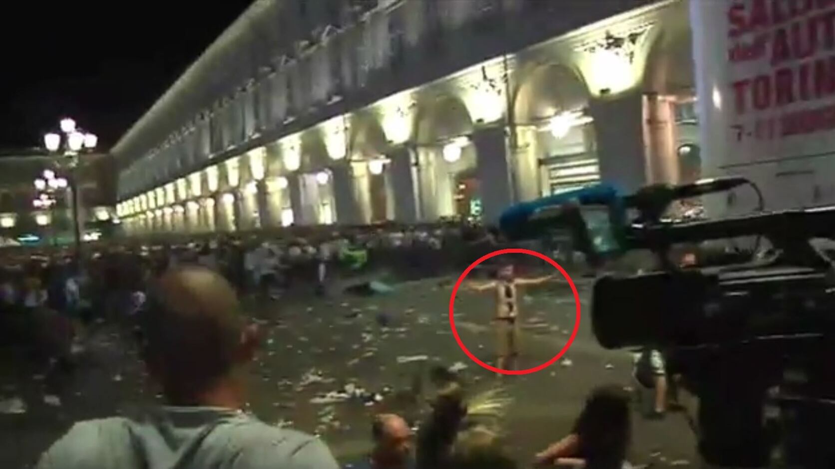 Torino, parla il ragazzo a torso nudo: "Volevo solo calmare la folla"