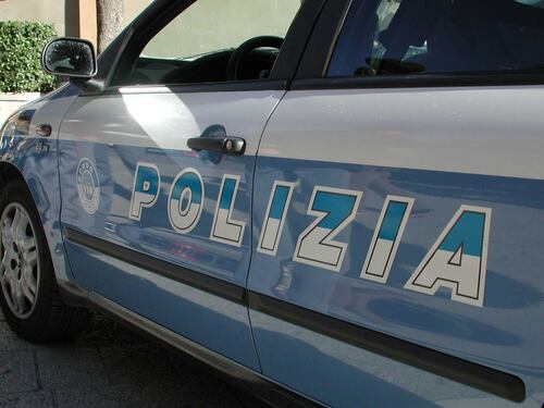 Destituito perché vestito da donna. Ma il Tar dà ragione all'agente