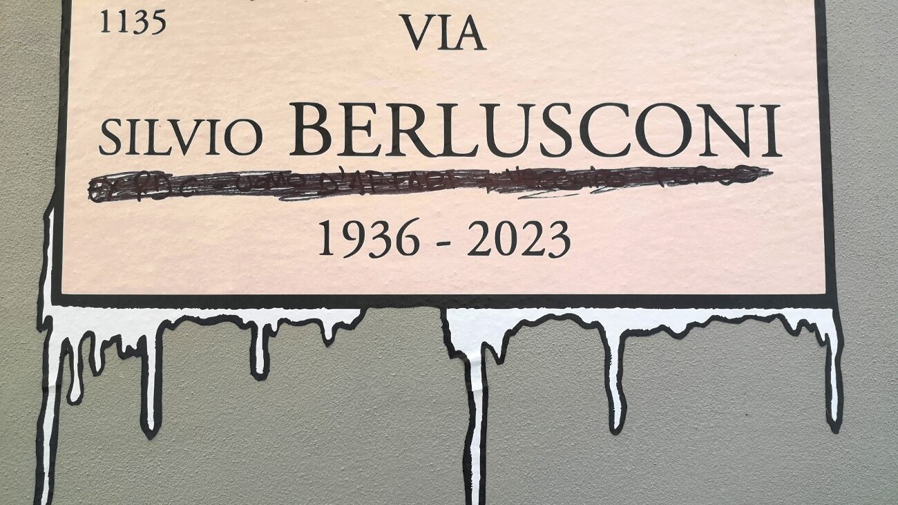 L'odio senza fine: subito imbrattato il murale dedicato a Berlusconi a Milano